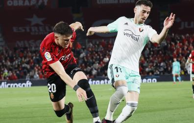 Kike Barja, que este sábado cumple añlos, pelea por el balón con Giovanni Gonzálezñ.