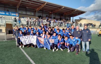 La plantilla y el cuerpo técnico del Valle de Egüés celebra el ascenso a la Segunda RFEF