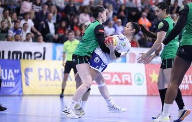 Adriana Mallo frena un ataque de Ana González en Granollers