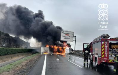 Camión ardiendo que se ha accidentado este domingo en la AP-15