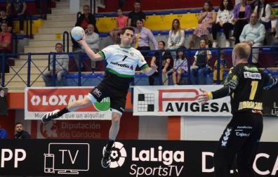 Martín Ganuza salta para lanzar frente a Nordlander, exportero de Anaitasuna