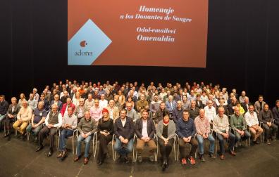 Foto de grupo de autoridades y donantes de sangre homenajeados por ADONA este domingo en el Auditorio Baluarte