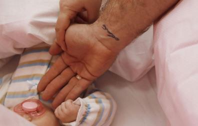 Fernando y Ana, nombres ficticios de este matrimonio catalán que han sido padres por gestación subrogada, estuvieron retenidos en Ucrania con su bebé