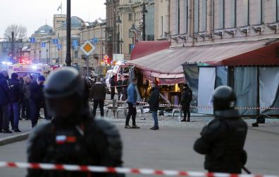 Varios policías acordonan la zona en la que se encuentra la cafetería de San Petersburgo en la que ha explotado la bomba