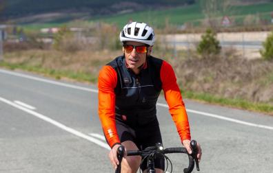 El segundo entrenador de Osasuna, Bittor Alkiza, suele ser un habitual con la bicicleta en la carretera que va a Monreal, la NA-2420