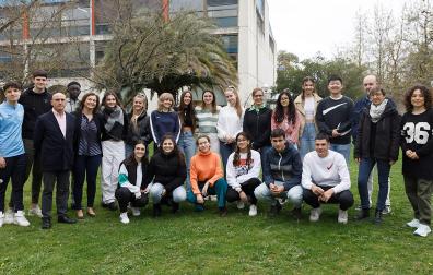 Estudiantes y profesorado, antes de comenzar las pruebas de la XIV Olimpiada de Geografía