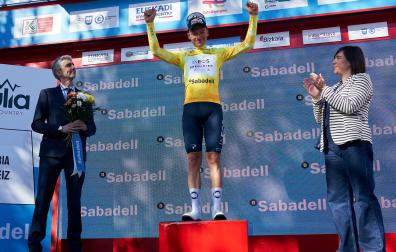 El británico del Ineos Ethan Hayter celebra el mallot amarillo tras ganar  la primera etapa de la Itzulia Basque Country 2023.