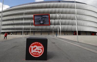 Exterior del estadio San Mamés un día antes de la vuelta de la semifinal de la Copa del Rey entre Athletic y Osasuna.
