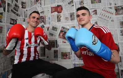 A la izquierda Mikel Fernández, a la derecha su hermano Ion. Ambos posan con guantes y la camiseta de su equipo