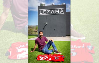 Raúl García, en Lezama, con dos camisetas suyas: una que usó en la semifinal de la UEFA con Osasuna y la del Athletic de esta temporada.