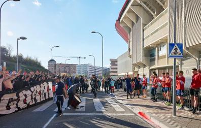 A: J.P. Urdíroz
F: 03-04-2023
P: 
L: Pamplona
T: Estadio del Sadar. Concentración de aficionados de Osasuna para apoyar al equipo en vísperas del trascendental partido de semifinales de Copa contra el Athletic de Bilbao.