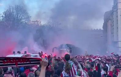 Vídeo de la llegada del autobús del Athletic a San Mamés