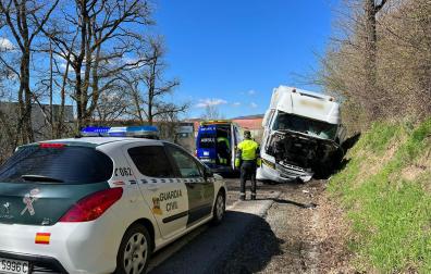 El camión con remolque ha quedado accidentado en el arcén en la N-121-A en el término de Lantz