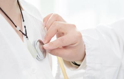 Un médico explora a una paciente