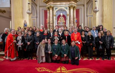 Una nutrida representación de las Hermanas de la Soledad acudió a la eucaristía. Con pañuelo rojo, la Junta y la Camarera Mayor.