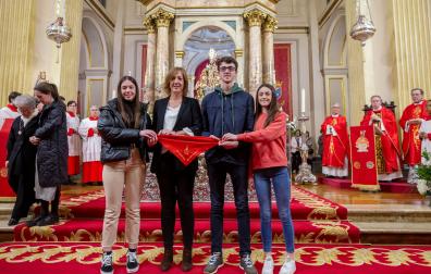 La familia de Alberto Dorremochea: su mujer, Patricia Pérez y sus hijos, Nicolás, Anne y Carlota, depositaron el pañuelico rojo.