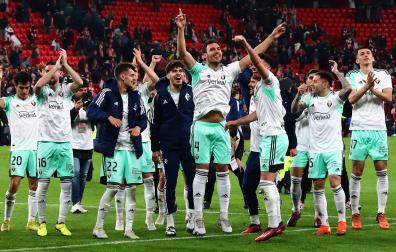 Los jugadores de Osasun celebran sobre el césped de San Mames el pase a la final de la Copa del Rey.