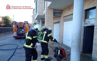 Imagen de los bombero trabajando en el incendio de una vivienda en Fitero