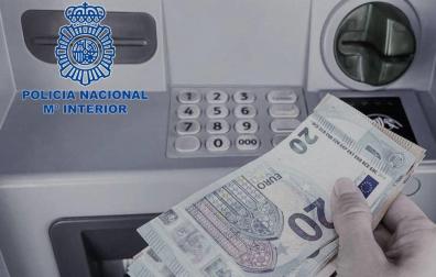 Varios billetes en un cajero