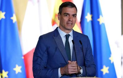 El presidente del Gobierno, Pedro Sánchez, en la rueda de prensa posterior a su reunión con el primer ministro de la República de Malta en La Valeta