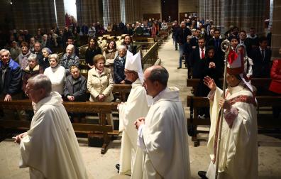 Un momento de la misa Crismal que se celebró en la Catedral de Pamplona