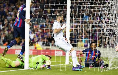 Momento en el que Karim Benzemá marca el 0-1 que iguala la eliminatoria.