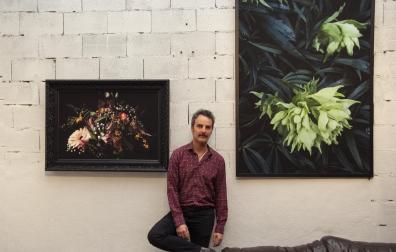 Gorka Beunza posa entre dos de las imágenes que componen su exposición Bodegones y flores, en Âme&Art hasta el 30 de junio