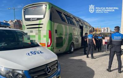 Un momento del registro policial en el autobús
