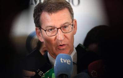 El presidente nacional del Partido Popular, Alberto Núñez Feijóo, atiende a la prensa en un encuentro organizado por El Mundo este jueves en Madrid