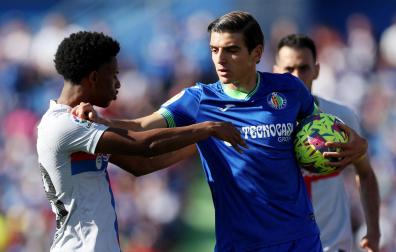 Alex Balde, del F.C. Barcelona, en una acción con Gonzalo Villar, del Getafe