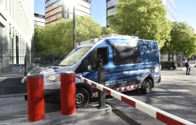 Llegada del furgón policial en el que han trasladado a Dani Alves el juzgado número 15 de Barcelona