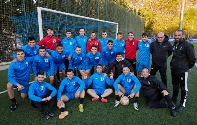 Los jugadores y el cuerpo técnico del Itaroa Huarte, antes de un entrenamiento en el Nuevo Areta