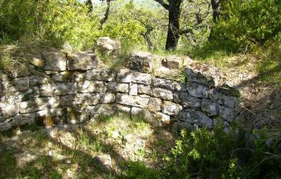 Vestigios de la torre circular del Castillo de Leguin en Izagaondoa