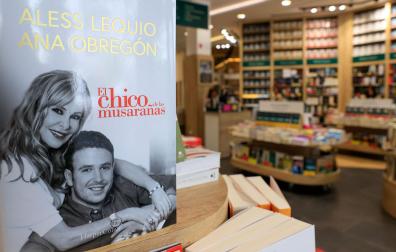 Ejemplares del libro 'El chico de las musarañas' de Ana Obregón y su hijo Aless Lequio, este miércoles en una librería de Madrid