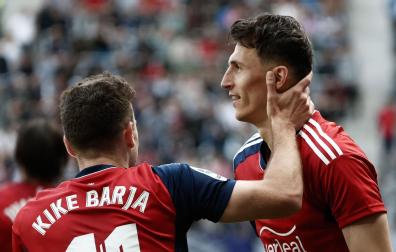 Kike Barja felicita a Budimir en el partido Osasuna-Betis