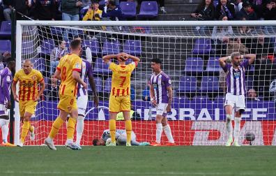 Los jugadores del Girona se lamentan de una ocasión que terminó en las manoplas del portero Masip