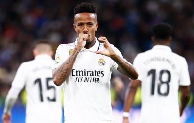 Eder Militao dedica su tanto a la cámara