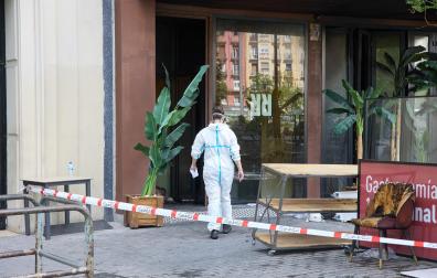 Policía Científica, en el exterior del restaurante incendiado en Madrid