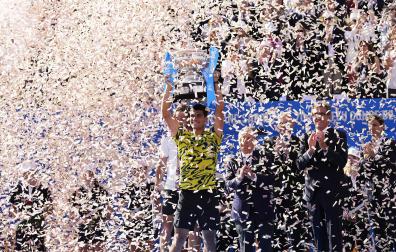 Carlos Alcaraz levanta el trofeo tras imponerse en el Conde de Godó de Barcelona.