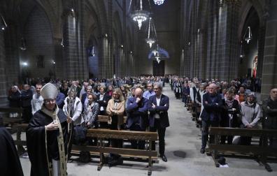 El arzobispo Francisco Pérez se dirige al presbiterio con las naves llenas de fieles. En primera fila, familiares y Maite Quintana, secretaria de Cáritas en Navarra.