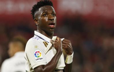 Gesto de impotencia de Vinicius durante el encuentro en Montilivi