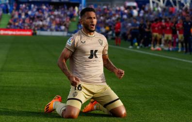 El delantero colombiano de la UD Almería Luis Suárez celebra su gol