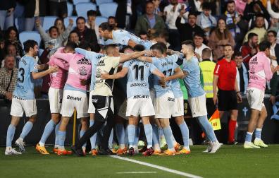 Los jugadores del Celta celebran el tanto de Aidoo que les mantiene en LaLiga