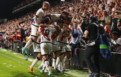 Los jugadores del Rayo celebran uno de los dos tantos marcados al Barça