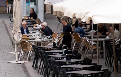 Un camarero atiende una terraza