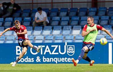 Aimar Oroz y Kike García durante el entrenamiento de este jueves en Tajonar