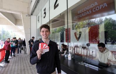Imágenes de los aficionados de Osasuna recogiendo sus entradas para la final de Copa