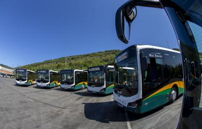 Autobuses en las cocheras del transporte público comarcal en Ezkaba.