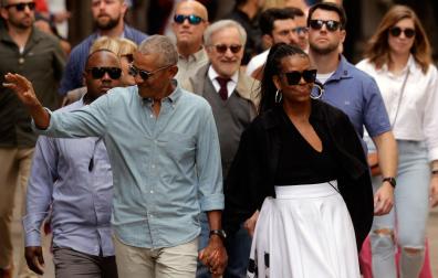 El expresidente norteamericano Barack Obama y su mujer, Michelle, acompañados de Steven Spielberg y su esposa Kate Capshaw (detrás) salen del MOCO Museum de Barcelona en el marco de su visita privada a la capital catalana
