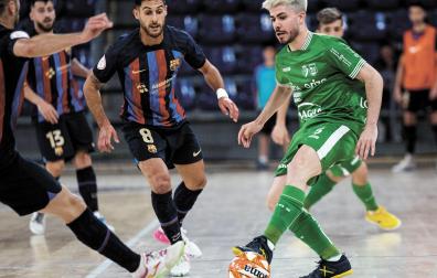 Dani Zurdo, de Osasuna Magna, conduce el balón ante la mirada de Adolfo, uno de los goleadores del Barça en la tarde de este sábado